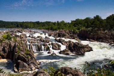 Virginia 'da güneşli bir bahar gününde Great Falls Park' taki Potomac Nehri 'nde kayalar.. 