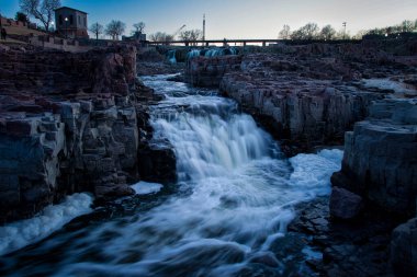 Sioux Falls, Güney Dakota - 19 Mart 2022: Şelale Şelalesi, Güney Dakota, Sioux Falls 'ta bir kış günü alacakaranlıkta.