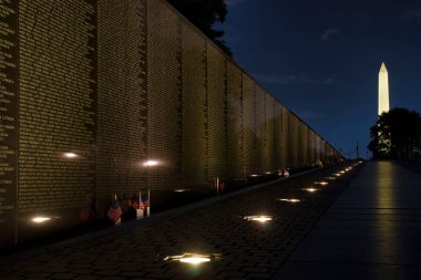 Washington DC, ABD - 12 Haziran 2024: Vietnam Anıtı ve Washington D.C. 'de bir bahar gecesi.