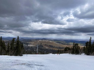 Lead, Güney Dakota - Güney Dalota 'daki Terry Peak' te bulutlu bir bahar gününde kar eridi.