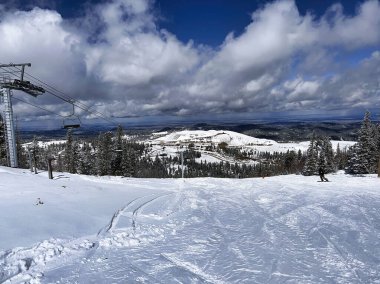 Lead, Güney Dakota - Güney Dakota 'daki Terry Peak' te bir bahar günü parlak güneş karların üzerinde parlıyor.