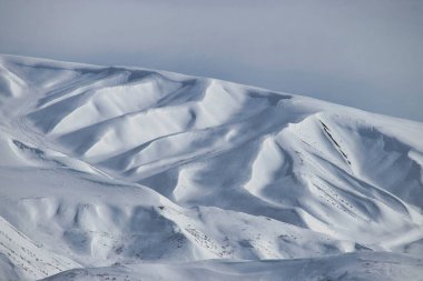 Alaska 'daki Denali Otobanı' ndaki dağlarda karlar üzerinde tasarım yapıyor.. 