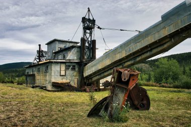 Tavuk, Alaska - 17 Ağustos 2024 Tavuk Altın Post 'ta, bulutlu bir yaz günü Alaska' da tarama. 