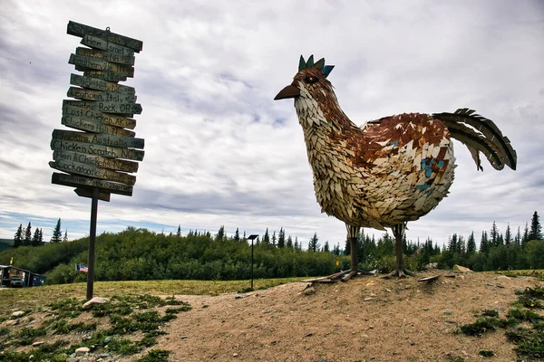 Chicken, Alaska - 17 Ağustos 2024: Tavuk heykeli bulutlu bir yaz gününde Alaska, Chicken 'da.