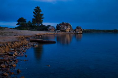 Wyoming 'deki Keyhole State Parkı' nda bir bahar akşamı suyun içinde ve çevresinde sallanıyor.. 