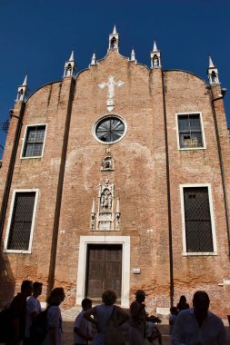 Venedik, İtalya - Temmuz 287 2021: Venedik, İtalya 'da bir yaz gününde güneş Sant' Aponal Kilisesi 'nde parlıyor.