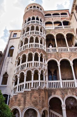 Venedik, İtalya - Temmuz 287 2021: Venedik, İtalya 'da bir yaz gününde Scala Contarini del Bovolo.