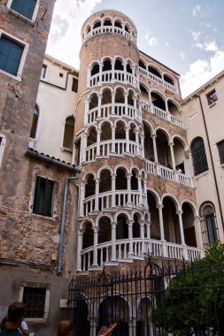 Venedik, İtalya - Temmuz 287 2021: Venedik, İtalya 'da bir yaz gününde Scala Contarini del Bovolo.