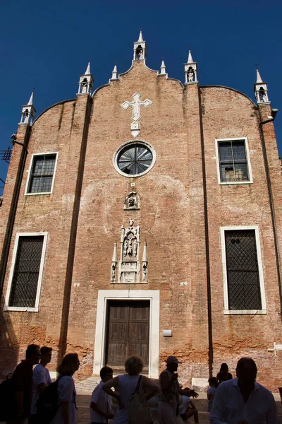 Venedik, İtalya - Temmuz 287 2021: Venedik, İtalya 'da bir yaz gününde güneş Sant' Aponal Kilisesi 'nde parlıyor.