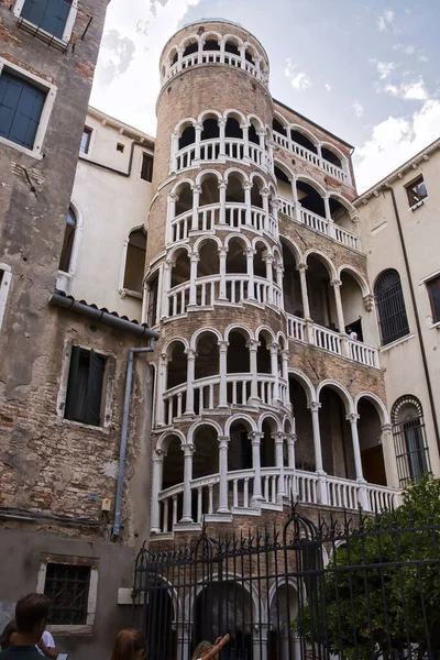 Venedik, İtalya - Temmuz 287 2021: Venedik, İtalya 'da bir yaz gününde Scala Contarini del Bovolo.