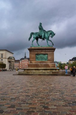 Kopenhag, Danimarka - 12 Ekim 2019: Kopenhag, Danimarka 'da Frederick V' in Binicilik Heykeli bulutlu bir sonbahar gününde.