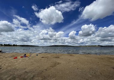 Güneşli bir bahar gününde, mavi gökyüzünde beyaz bulutlar Wyoming 'deki Keyhole State Park plajında.. 