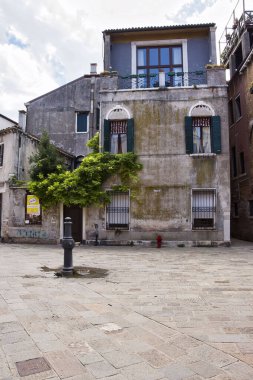 Venedik, İtalya - 27 Temmuz 2021: Venedik, İtalya 'da güneşli bir yaz gününde gri bina.