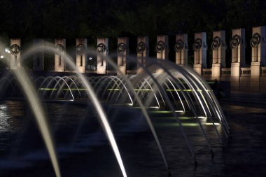 Washington D.C., ABD - 12 Temmuz 2024: Washington D.C. 'deki 2. Dünya Savaşı Anıtı' ndaki çeşmeye su püskürtülmesi.