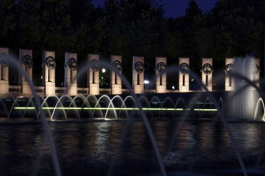 Washington D.C., ABD - 12 Temmuz 2024: Washington D.C. 'de bir bahar gecesi 2. Dünya Savaşı Anıtı' ndaki çeşme.