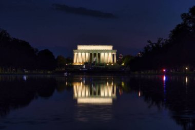 Washington D.C., ABD - 12 Temmuz 2024: Washington D.C. 'de bir bahar gecesinde Lincoln Memorial.