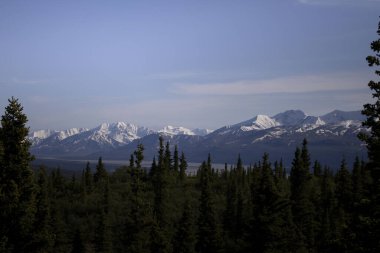Alaska 'da bir bahar günü Richardson Otobanı' nda nehrin üzerindeki dağlar. 