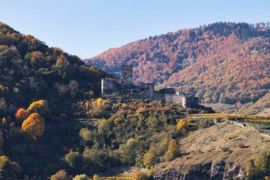 Spitz, Avusturya - 24 Ekim 2021: Ruine Hinterhaus Avusturya 'nın Vachau bölgesindeki bir tepede. Bir sonbahar gününde.