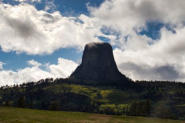 Wyoming 'de bir bahar gününde Şeytan Kulesi' nin üzerinde bulutlar var..