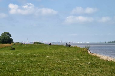 Geltow, Almanya - 16 Temmuz 2021: Bir yaz günü Almanya 'nın Geltow kentinde Schwielowsee Gölü' nün yanındaki çimlerde iki bisiklet.