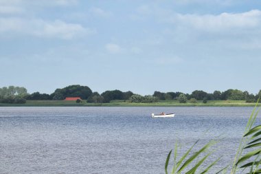 Geltow, Almanya - 16 Temmuz 2021: Almanya 'nın Geltow kentinde bir yaz günü beyaz tekne.