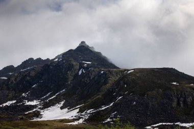 Alaska 'daki Independence Madeni' nde bir yaz günü bulutlar dağların üzerinde.