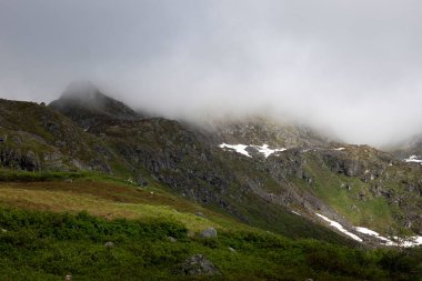 Alaska 'da bir yaz günü Independence madeninde sis ve ışık dağlarda. 