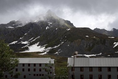 Palmer, Alaska - 8 Temmuz 2025: Alaska 'da bir yaz günü Bağımsızlık Madeni' nin üstündeki dağın tepesinde kara bulutlar ve sis.