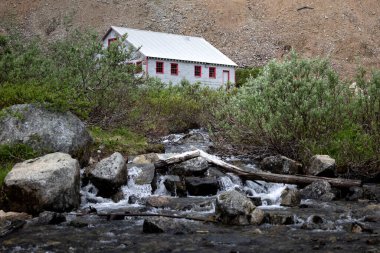 Palmer, Alaska - 8 Temmuz 2025: Alaska 'da terk edilmiş Independence Madeni' nin arka planında müzeyle birlikte bir yaz günü.