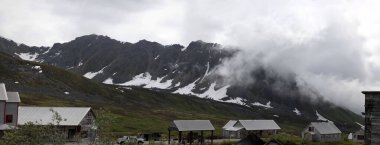 Palmer, Alaska - 8 Temmuz 2025: Alaska 'da bir yaz günü Independence Madeni' nin üstündeki dağ panosu.