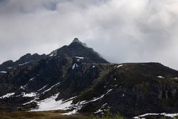 Alaska 'daki Independence Madeni' nde bir yaz günü bulutlar dağların üzerinde.
