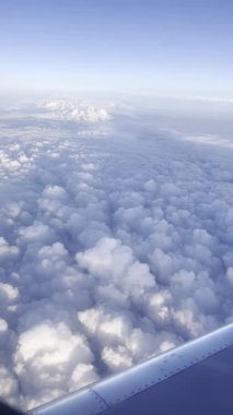 Alaska 'da bir bahar günü bulutların ve karlı dağların üzerinde uçuyorum. 