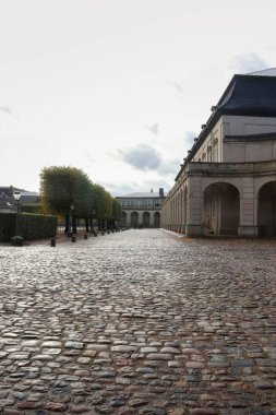 Kopenhag, Danimarka - 12 Ekim 2019: Kopenhag, Danimarka 'da bulutlu bir sonbahar gününde Christiansborg Sarayı.