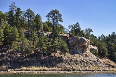 Bir yaz günü Wyoming 'deki Keyhole State Parkı' nda kayaların ve çam ağaçlarının yanında..