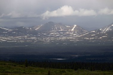 Alaska 'daki Denali Otobanı' nda bir bahar günü bir dağda ışık parlıyor.. 