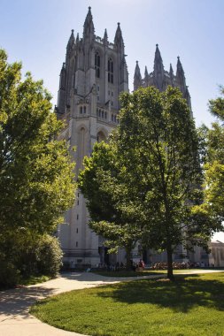 Washington D.C., ABD - 12 Haziran 2024: Washington D.C. 'de bir bahar gününde Ulusal Katedralin yanı.