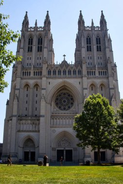 Washington D.C., ABD - 12 Haziran 2024: Washington D.C. 'de bir bahar gününde Ulusal Katedralin Önü.
