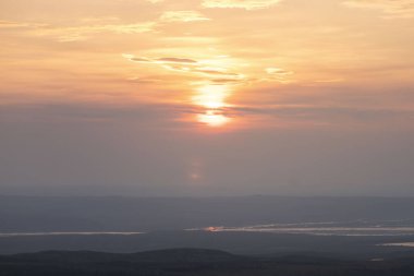 Yazın Delta Kavşağı, Alaska yakınlarında gecenin bir yarısı renkli bir gökyüzü..