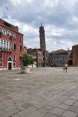 Venedik, İtalya - 27 Temmuz 2021: Campo Sant 'Angelo, İtalya' nın Venedik bölgesinin San Marco bölgesinde bir şehir meydanı. Bulutlu bir yaz gününde.