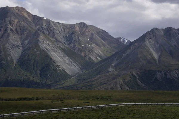 Alaska 'daki Richardson Karayolu yakınlarındaki bir yaz gününde boru hattının üzerindeki dağların üzerindeki bulutlar..