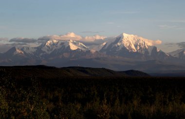 Güneşli bir yaz gecesinde, Alaska, Delta Kavşağı yakınlarındaki dağ sıraları.