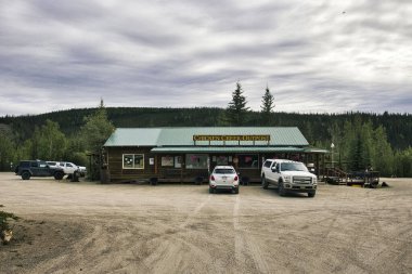 Tavuk, Alaska - 17 Ağustos 2024: Chicken Creek Karakolu Tavuk, Alaska.
