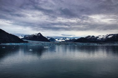 Prens William Sound 'daki Columbia Buzulu. Alaska' da karanlık ve bulutlu bir yaz gününde..