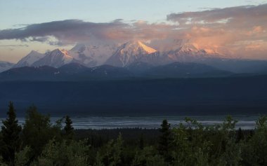 Alaska, Delta kavşağı yakınlarındaki bir dağda pembe ışık parlıyor..