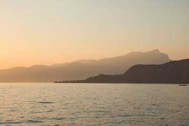 İtalya 'da bir yaz akşamı gün batımında Garda Gölü' nün arkasında sis vardı..