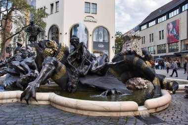 Nuremberg, Almanya - 23 Ekim 2021: Almanya 'nın Nuremberg kentindeki tartışmalı Ehekarussell çeşmesinin bir parçası.