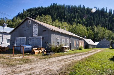 Bear Creek, Kanada - 18 Ağustos 2024: Kanada 'da bir yaz günü terk edilmiş Bear Creek Kampı' ndaki makine atölyesi.