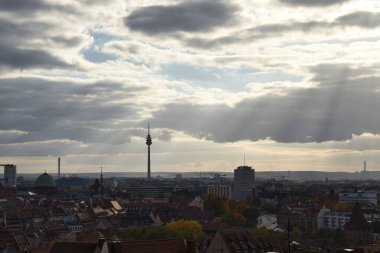 Nuremberg, Almanya - 23 Ekim 2021: Almanya 'nın Nuremberg kentinde bir sonbahar günü binaların üzerinde parlayan güneş ışınları.