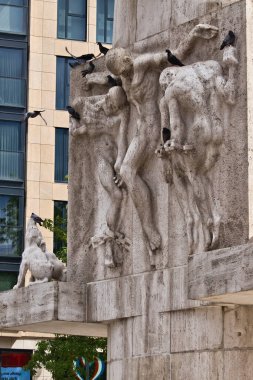 Amsterdam, Hollanda - 8 Ağustos 2021: Bulutlu bir yaz gününde Amsterdam 'da 2. Dünya Savaşı heykeli.