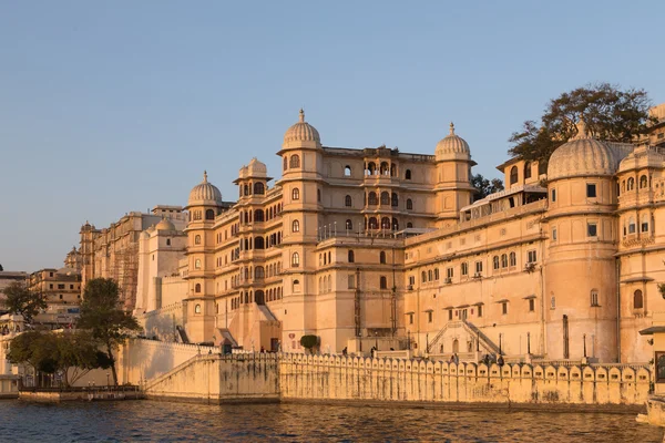 Palazzo della città di Udaipur nello stato indiano del Rajasthan — Foto Stock